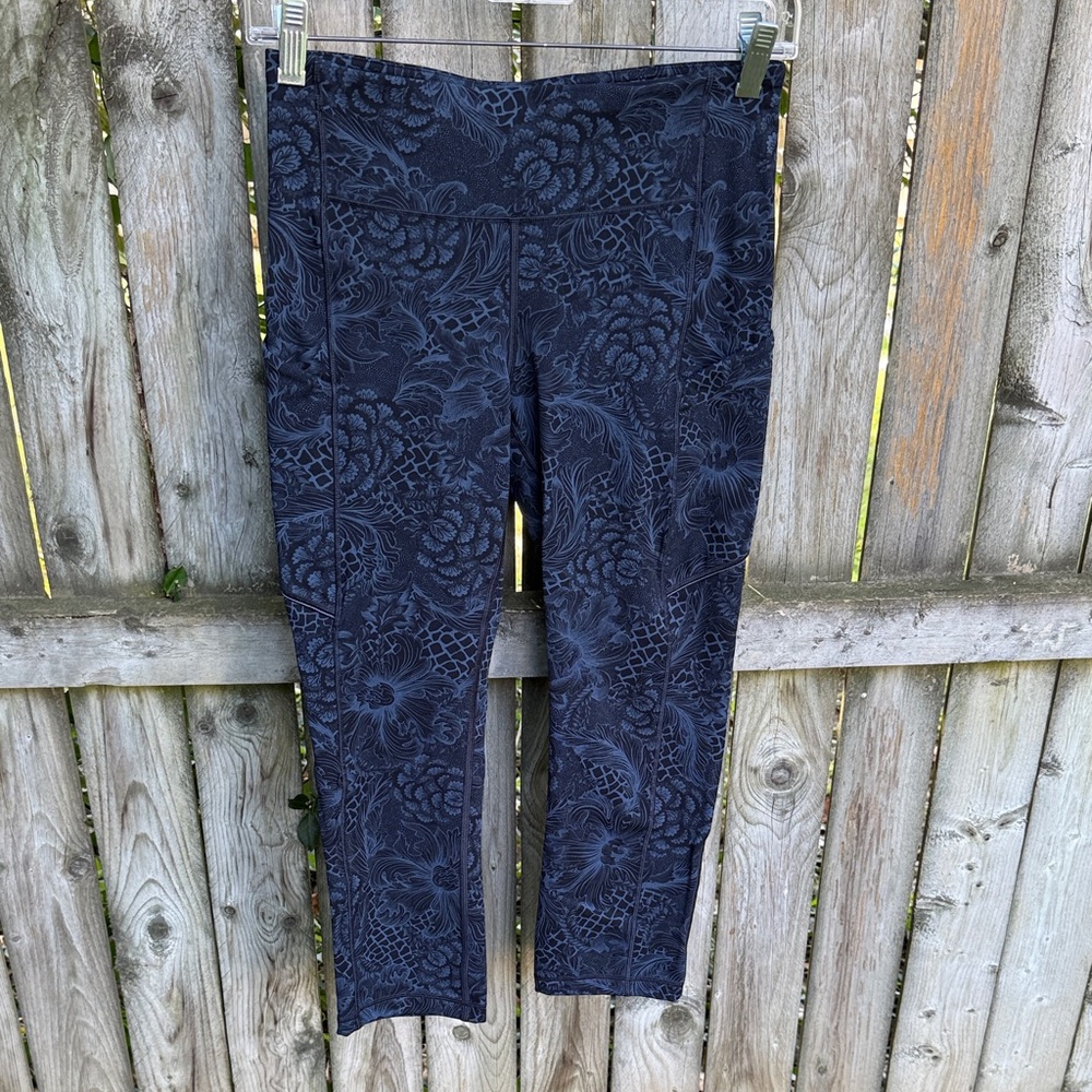 Women's Black Patterned Leggings - Picture 7 of 16